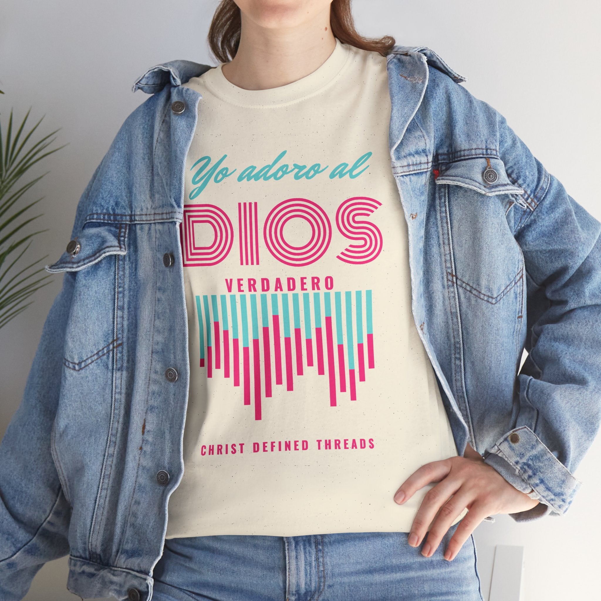 "Yo adoro al Dios verdadero" Camisa Feminina — "Y estos tres son uno" (1 Juan 5:7)