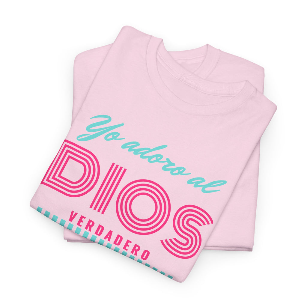 "Yo adoro al Dios verdadero" Camisa Feminina — "Y estos tres son uno" (1 Juan 5:7)