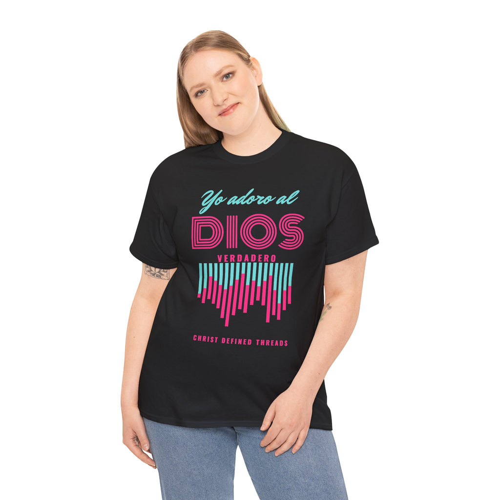 "Yo adoro al Dios verdadero" Camisa Feminina — "Y estos tres son uno" (1 Juan 5:7)