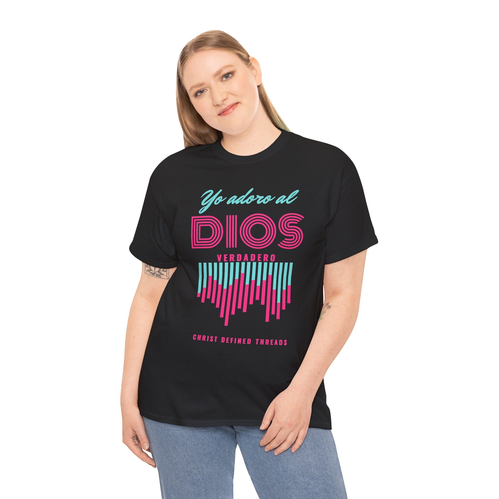 "Yo adoro al Dios verdadero" Camisa Feminina — "Y estos tres son uno" (1 Juan 5:7)