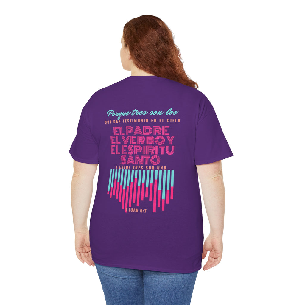 "Yo adoro al Dios verdadero" Camisa Feminina — "Y estos tres son uno" (1 Juan 5:7)