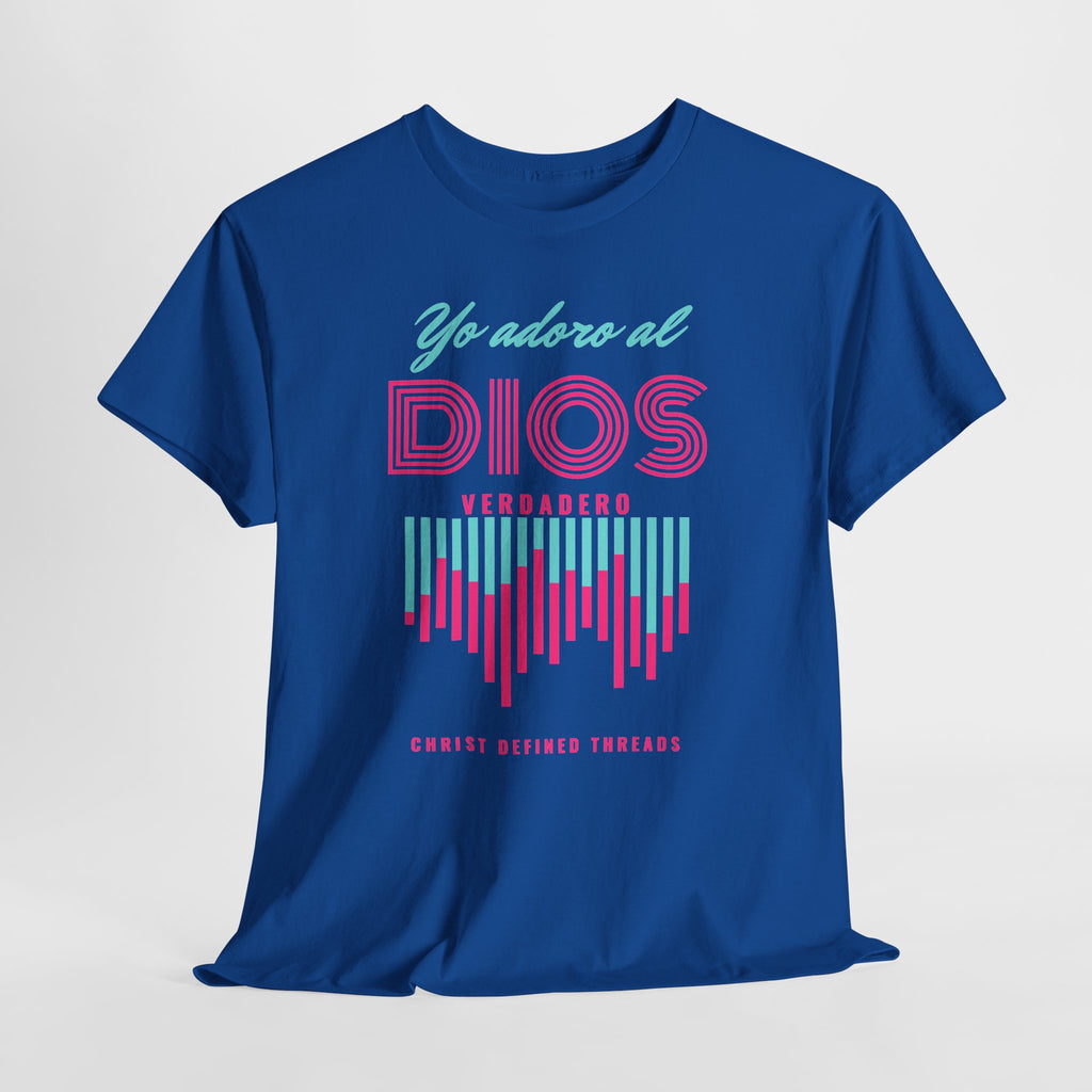 "Yo adoro al Dios verdadero" Camisa Feminina — "Y estos tres son uno" (1 Juan 5:7)