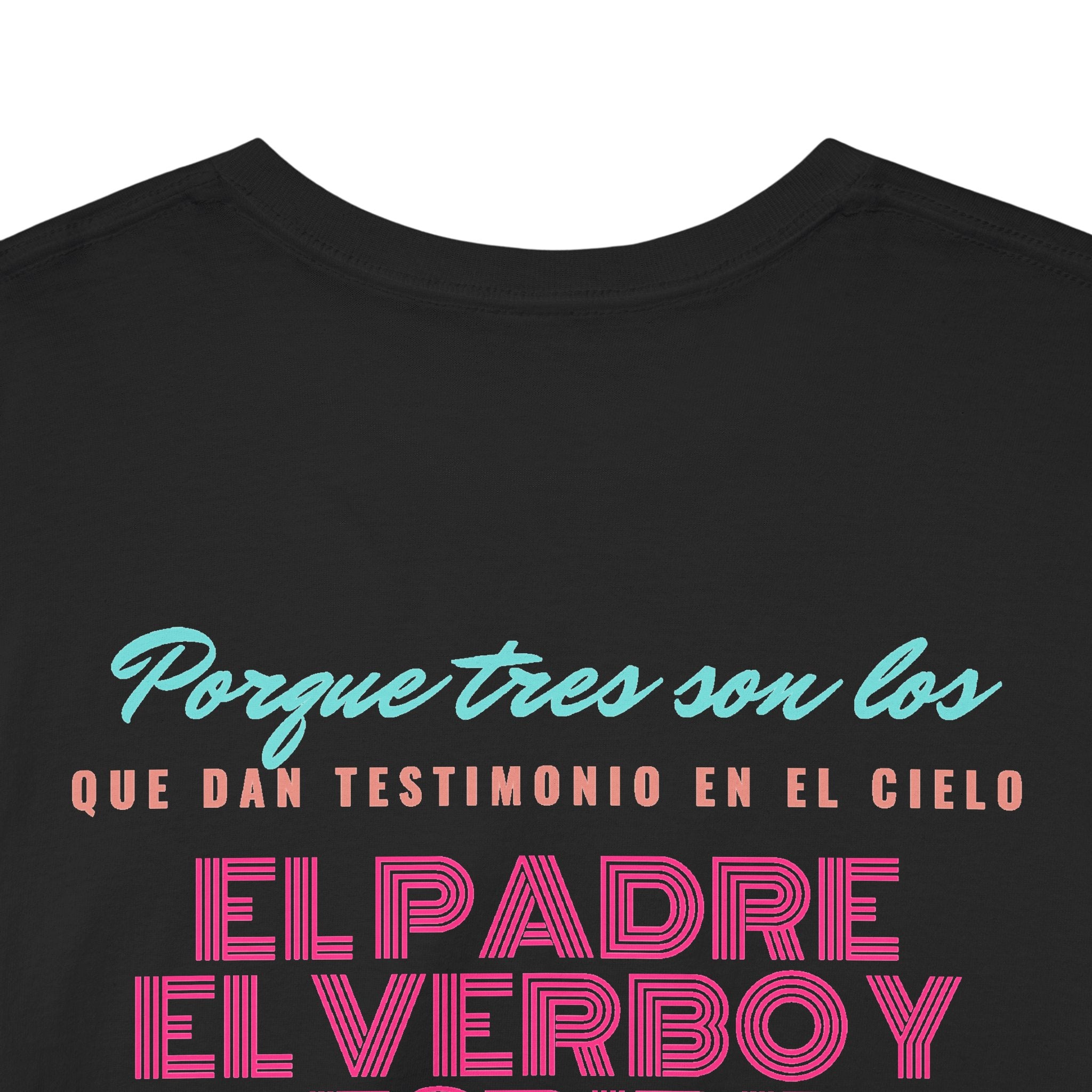 "Yo adoro al Dios verdadero" Camisa Feminina — "Y estos tres son uno" (1 Juan 5:7)