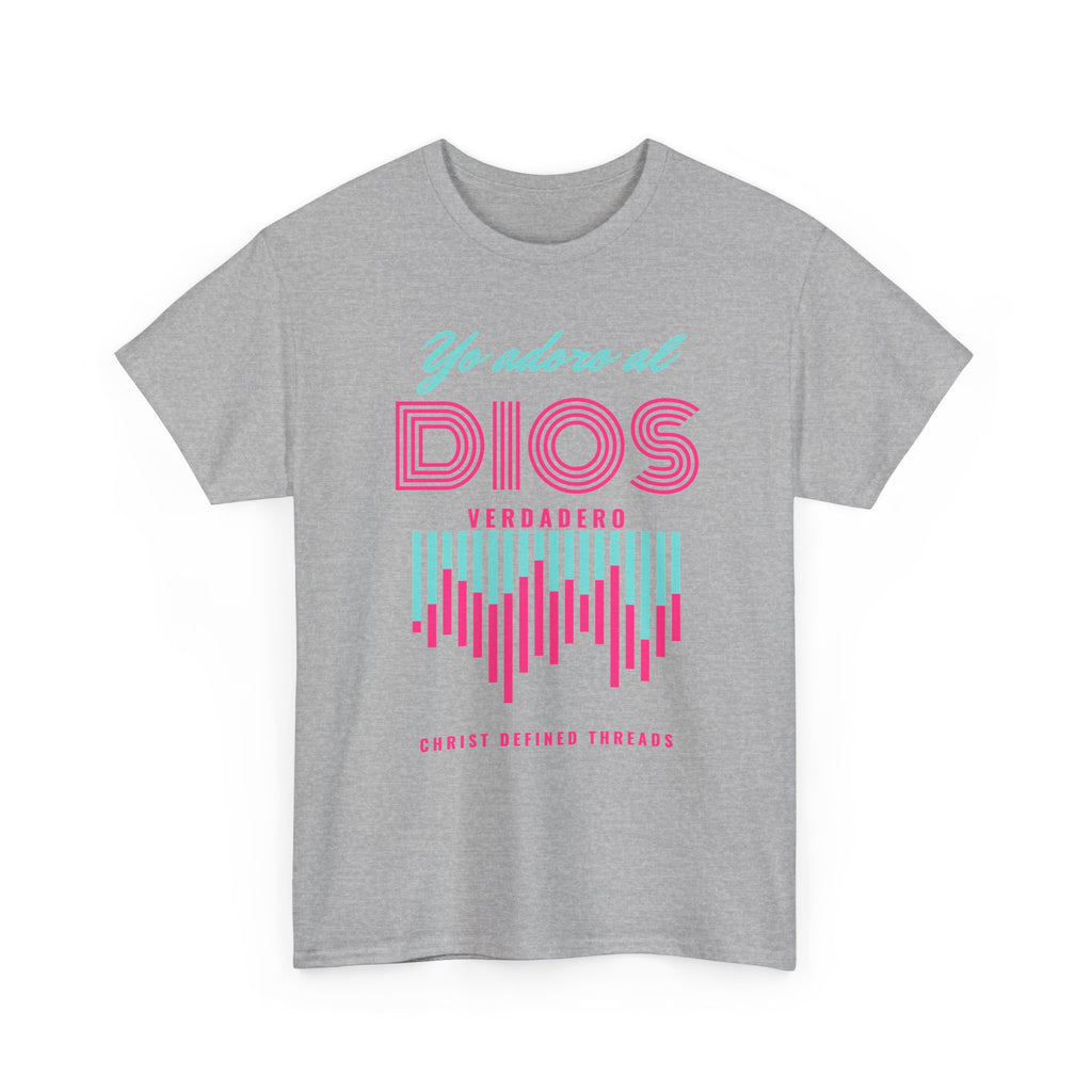 "Yo adoro al Dios verdadero" Camisa Feminina — "Y estos tres son uno" (1 Juan 5:7)