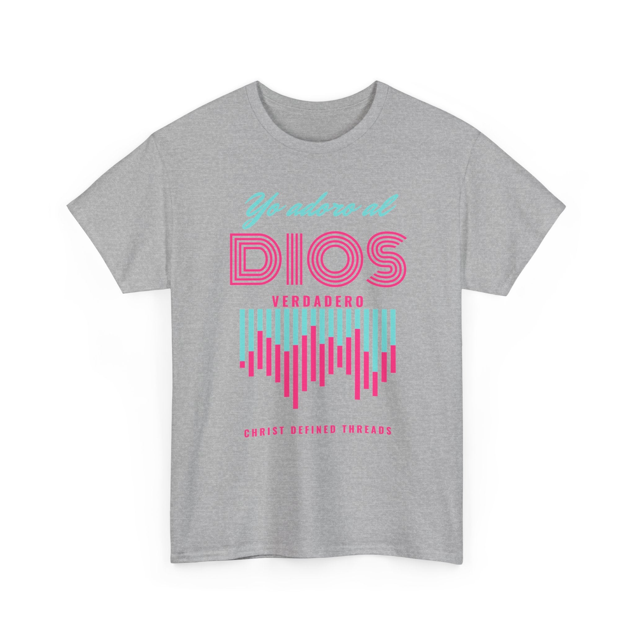 "Yo adoro al Dios verdadero" Camisa Feminina — "Y estos tres son uno" (1 Juan 5:7)