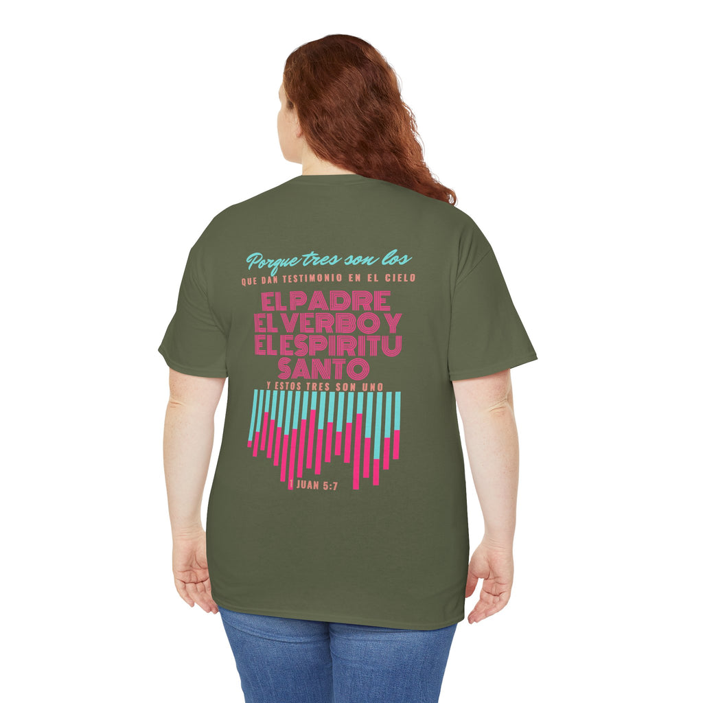 "Yo adoro al Dios verdadero" Camisa Feminina — "Y estos tres son uno" (1 Juan 5:7)