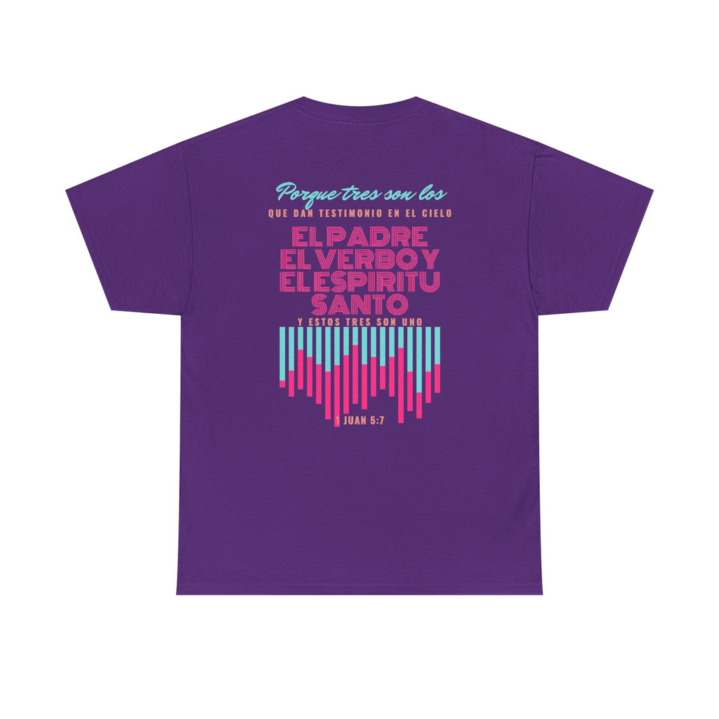 "Yo adoro al Dios verdadero" Camisa Feminina — "Y estos tres son uno" (1 Juan 5:7)