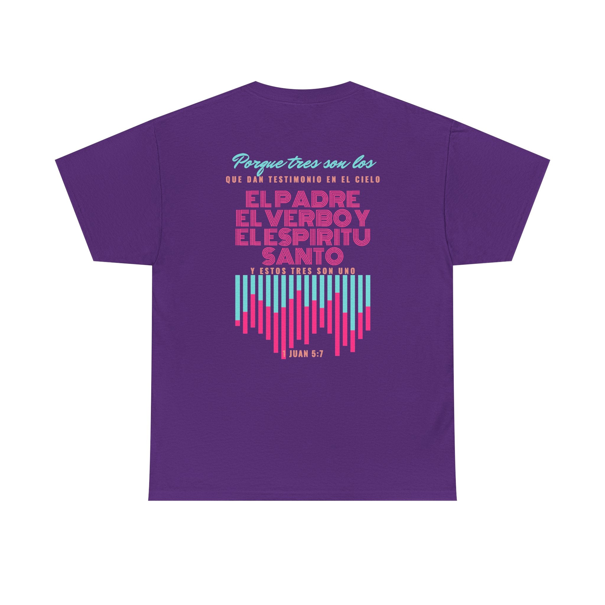 "Yo adoro al Dios verdadero" Camisa Feminina — "Y estos tres son uno" (1 Juan 5:7)