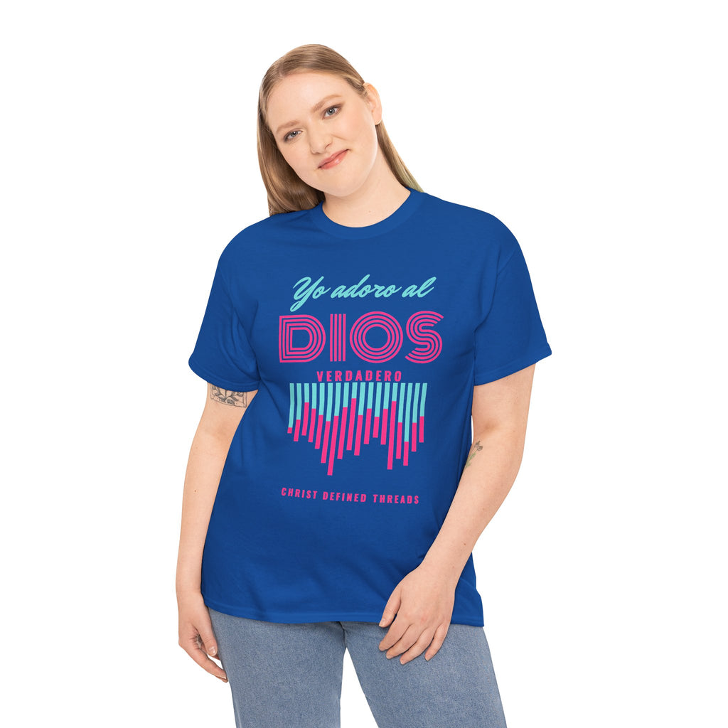 "Yo adoro al Dios verdadero" Camisa Feminina — "Y estos tres son uno" (1 Juan 5:7)