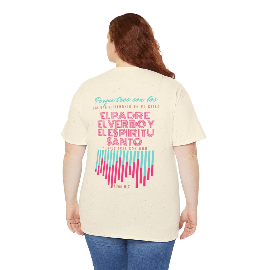 "Yo adoro al Dios verdadero" Camisa Feminina — "Y estos tres son uno" (1 Juan 5:7)