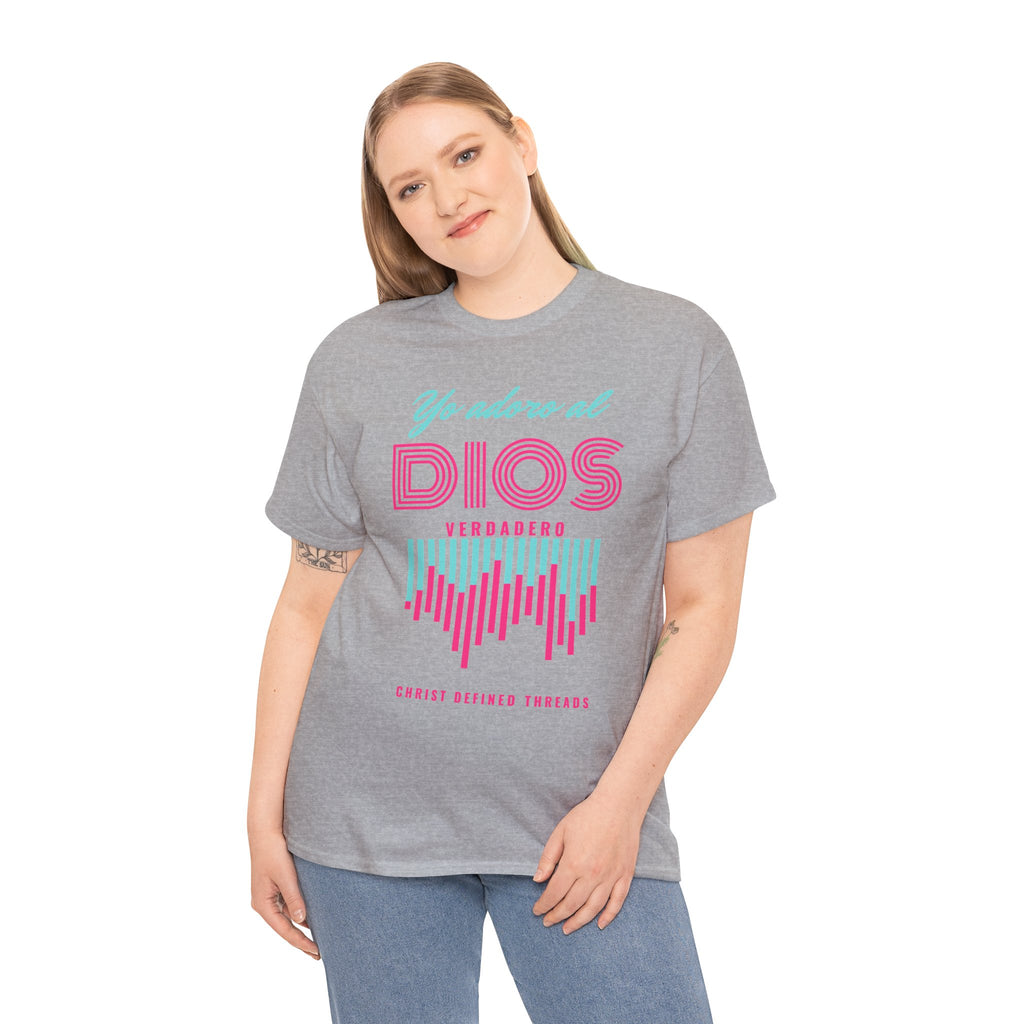 "Yo adoro al Dios verdadero" Camisa Feminina — "Y estos tres son uno" (1 Juan 5:7)