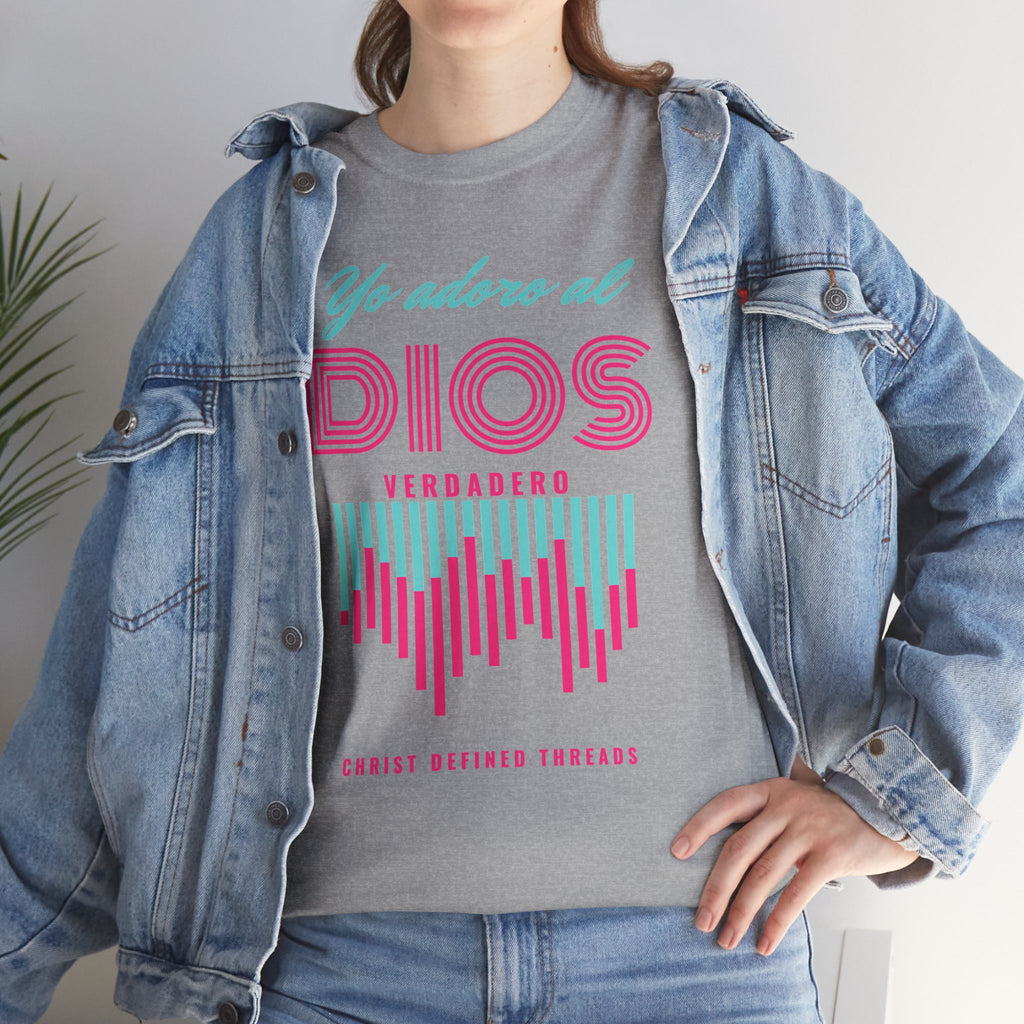 "Yo adoro al Dios verdadero" Camisa Feminina — "Y estos tres son uno" (1 Juan 5:7)