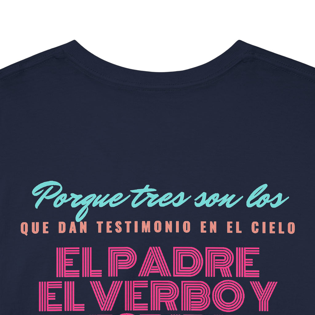 "Yo adoro al Dios verdadero" Camisa Feminina — "Y estos tres son uno" (1 Juan 5:7)