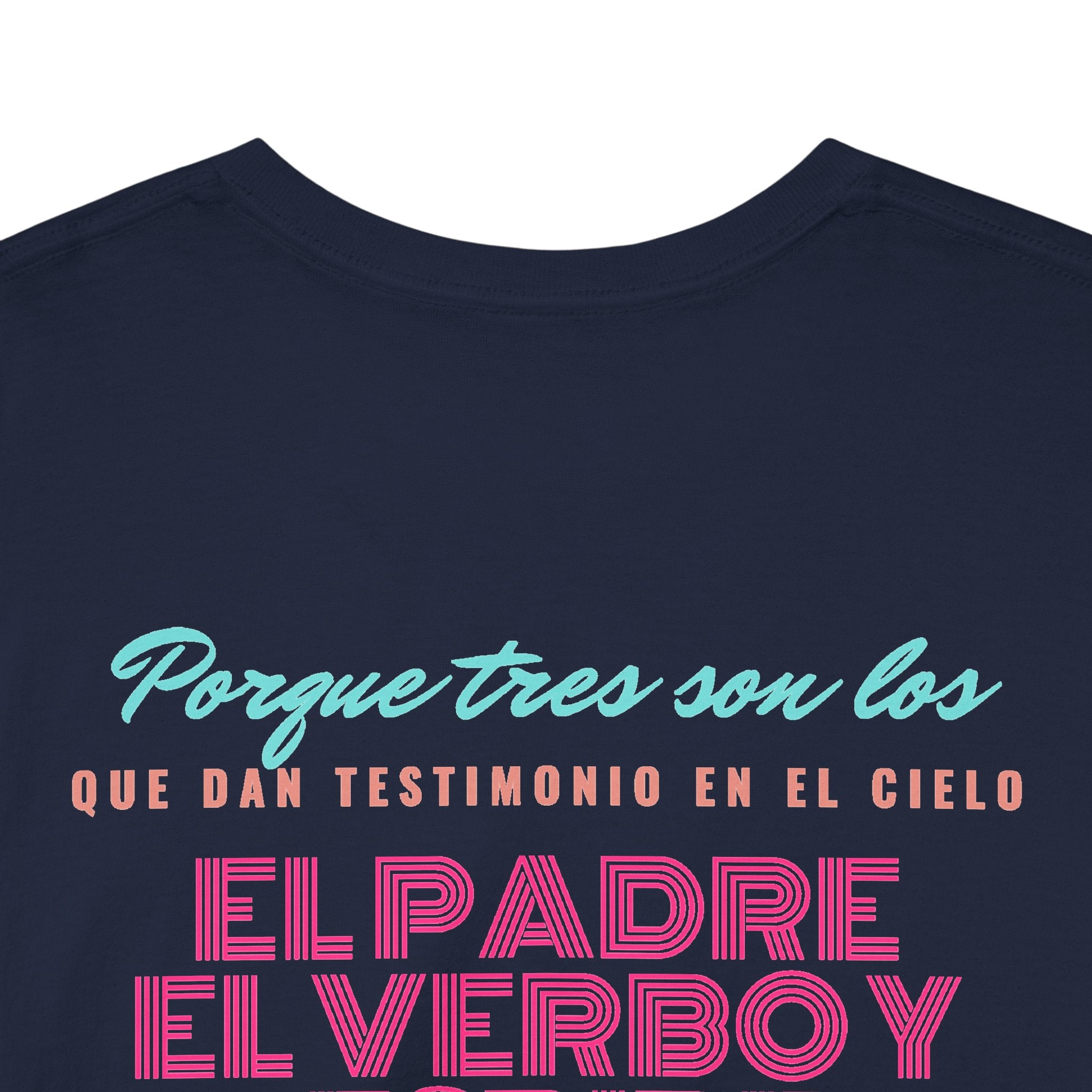 "Yo adoro al Dios verdadero" Camisa Feminina — "Y estos tres son uno" (1 Juan 5:7)