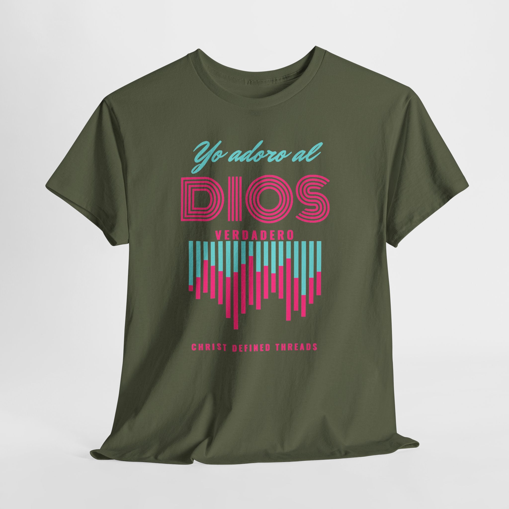"Yo adoro al Dios verdadero" Camisa Feminina — "Y estos tres son uno" (1 Juan 5:7)