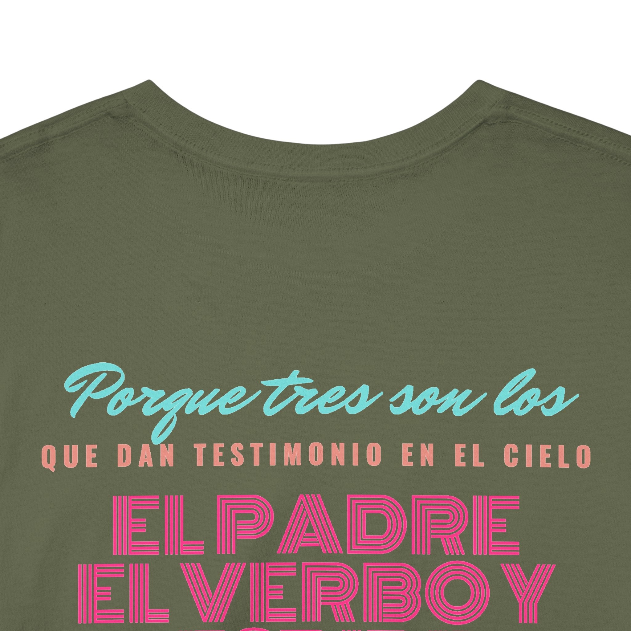 "Yo adoro al Dios verdadero" Camisa Feminina — "Y estos tres son uno" (1 Juan 5:7)
