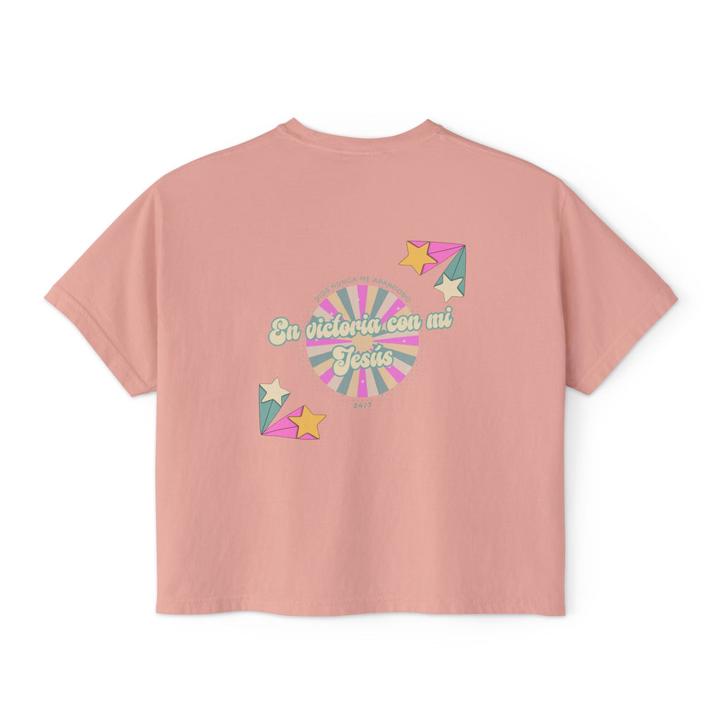 Mujeres Boxy Camisa— 'En Victoria con mi Jesús' Pastel Retro Faith Graphic