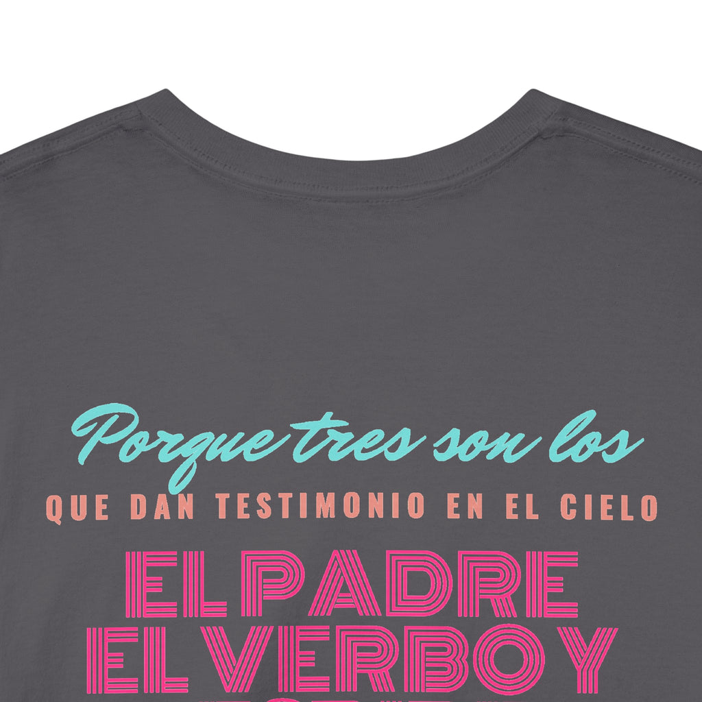 "Yo adoro al Dios verdadero" Camisa Feminina — "Y estos tres son uno" (1 Juan 5:7)