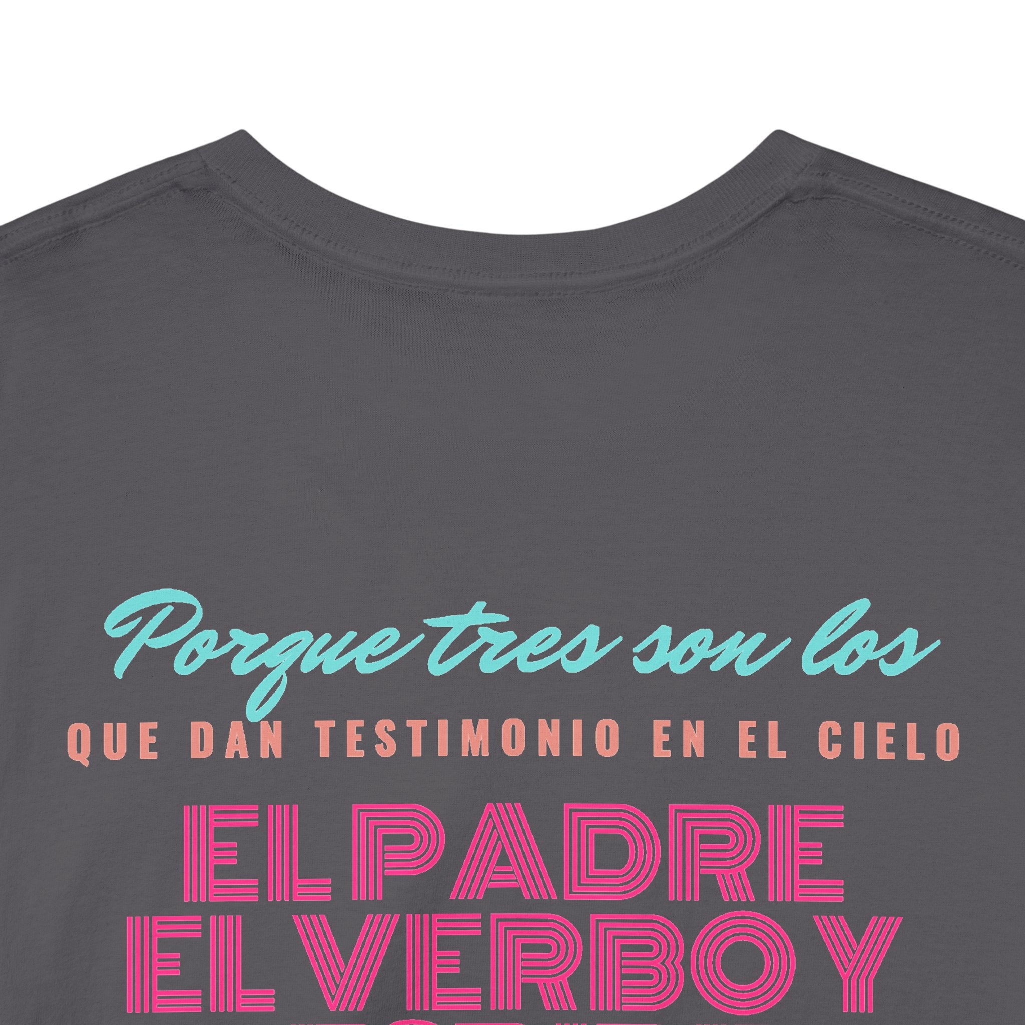 "Yo adoro al Dios verdadero" Camisa Feminina — "Y estos tres son uno" (1 Juan 5:7)