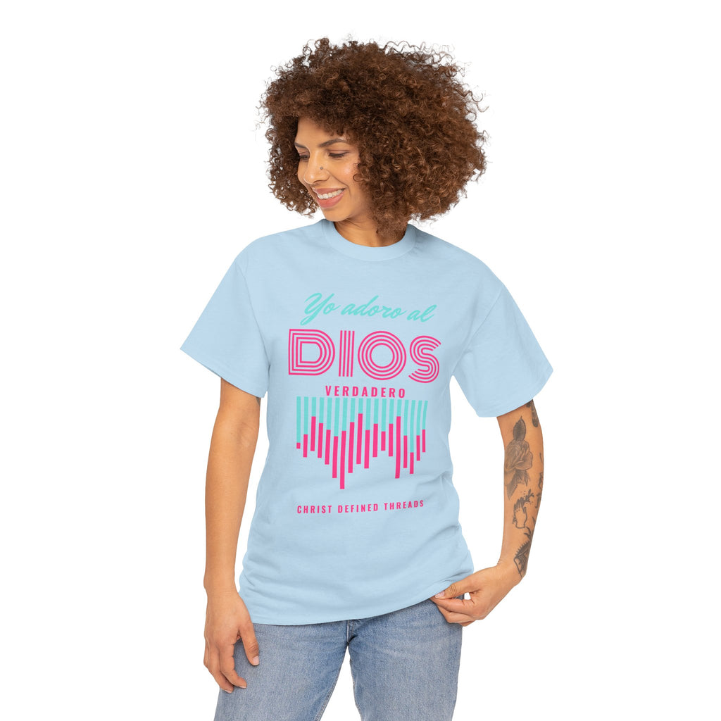 "Yo adoro al Dios verdadero" Camisa Feminina — "Y estos tres son uno" (1 Juan 5:7)