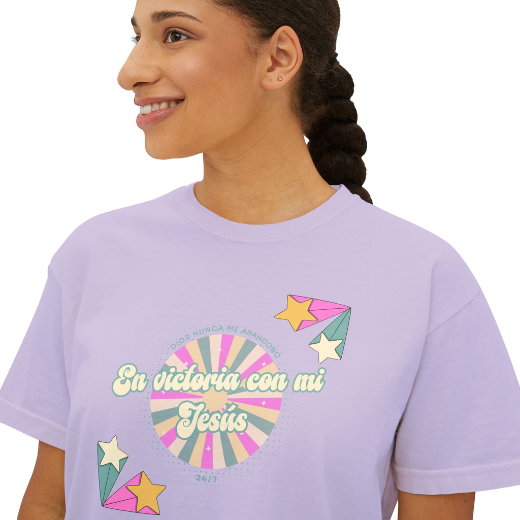 Mujeres Boxy Camisa— 'En Victoria con mi Jesús' Pastel Retro Faith Graphic