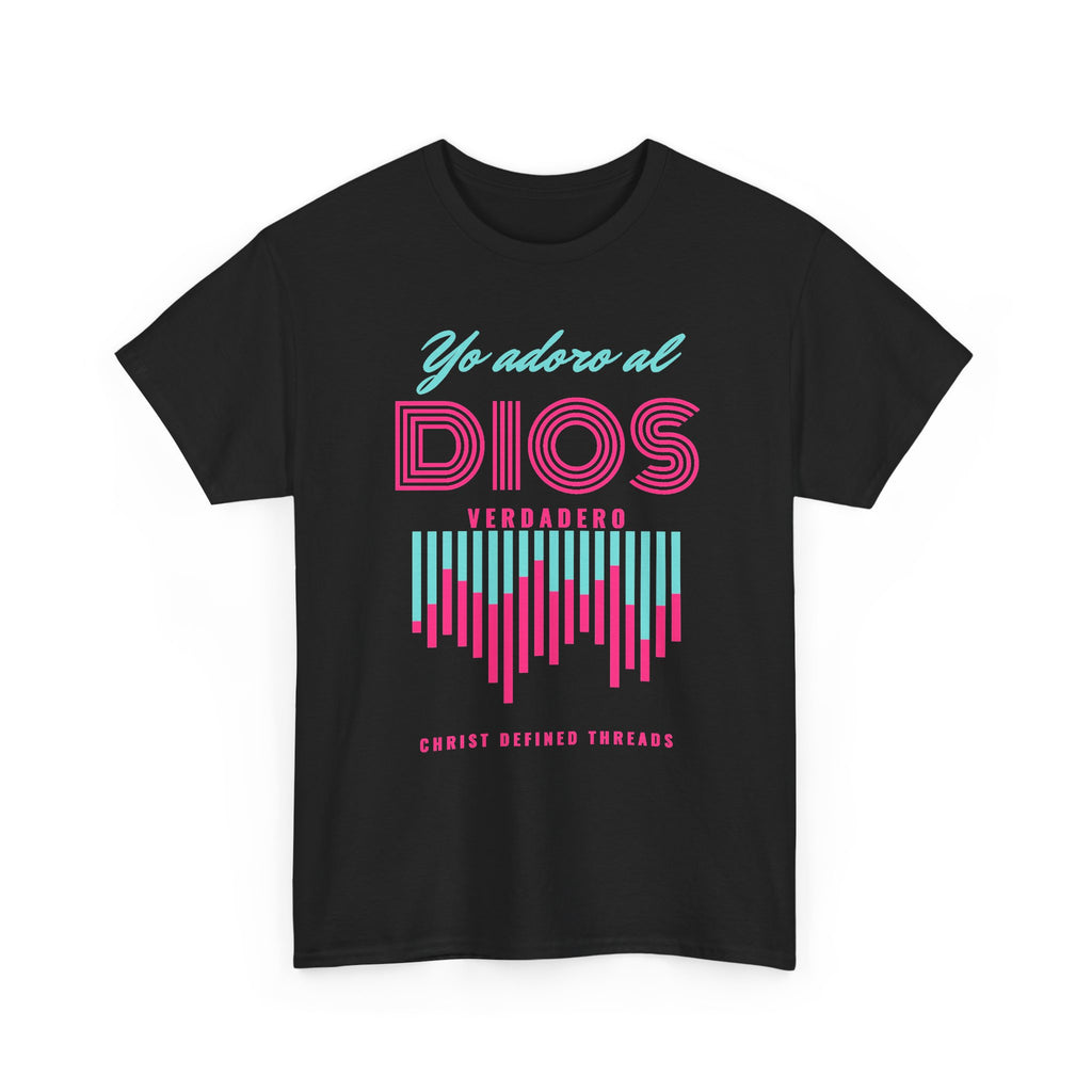 "Yo adoro al Dios verdadero" Camisa Feminina — "Y estos tres son uno" (1 Juan 5:7)