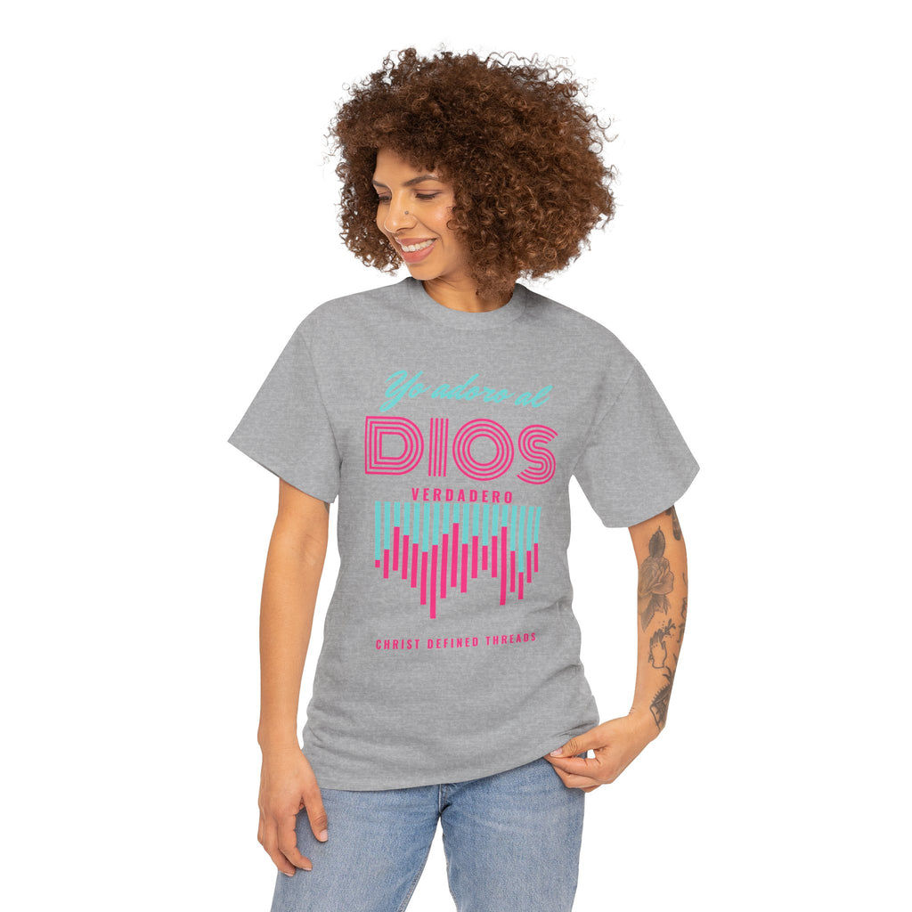 "Yo adoro al Dios verdadero" Camisa Feminina — "Y estos tres son uno" (1 Juan 5:7)