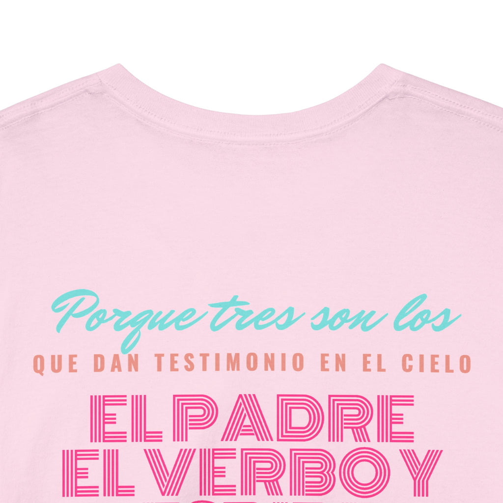 "Yo adoro al Dios verdadero" Camisa Feminina — "Y estos tres son uno" (1 Juan 5:7)