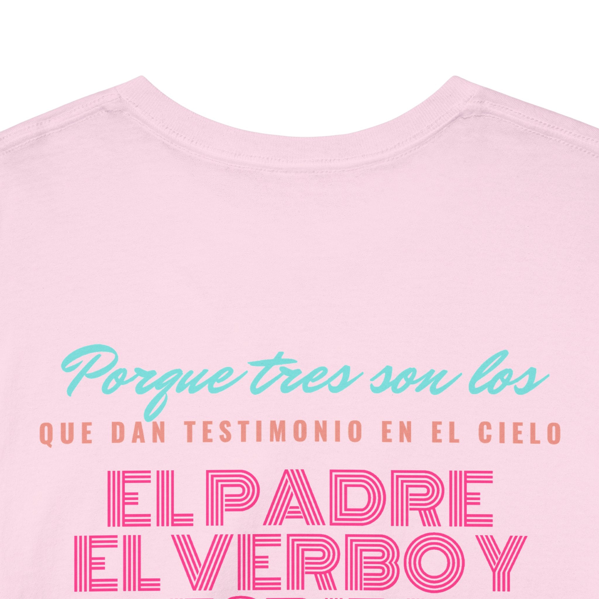 "Yo adoro al Dios verdadero" Camisa Feminina — "Y estos tres son uno" (1 Juan 5:7)