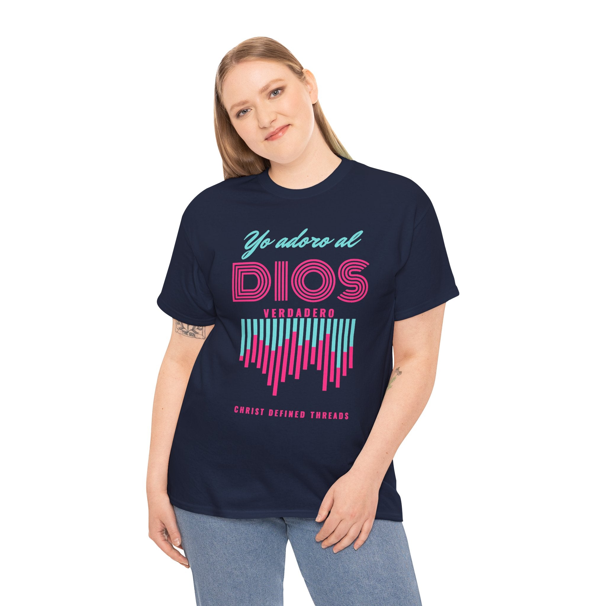 "Yo adoro al Dios verdadero" Camisa Feminina — "Y estos tres son uno" (1 Juan 5:7)