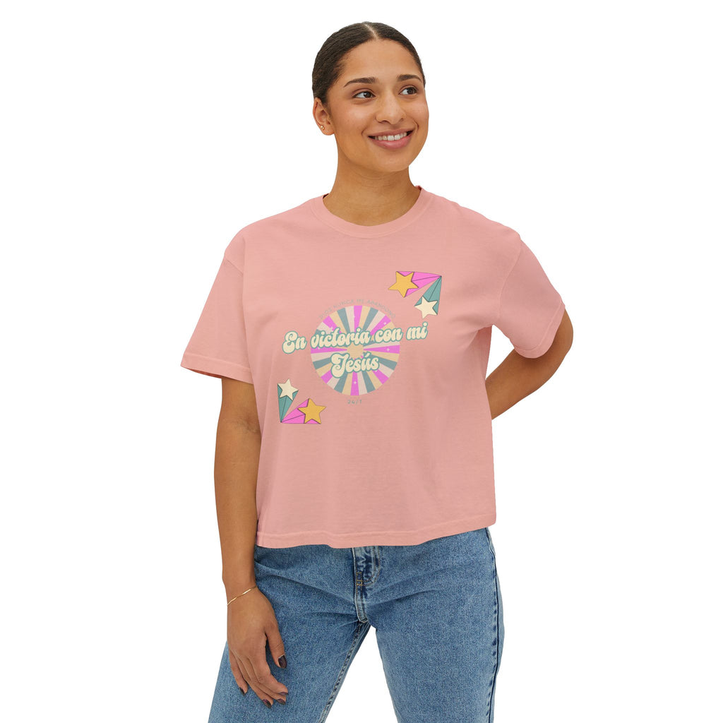 Mujeres Boxy Camisa— 'En Victoria con mi Jesús' Pastel Retro Faith Graphic
