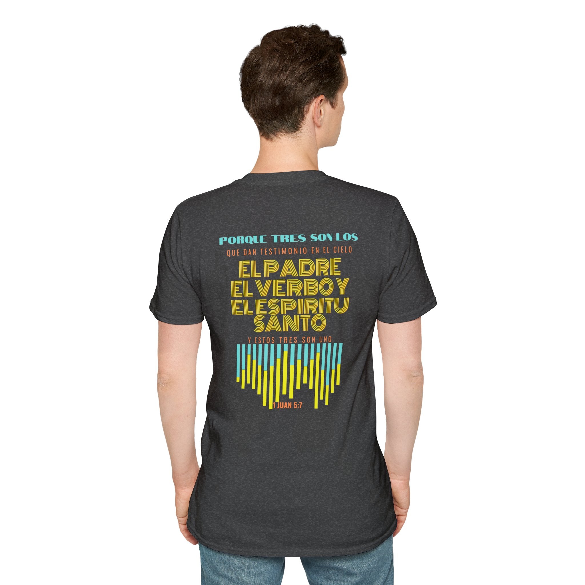 "Yo adoro al Dios verdadero" Camisa Retro —  "Y estos tres son uno" 1Juan 5:7