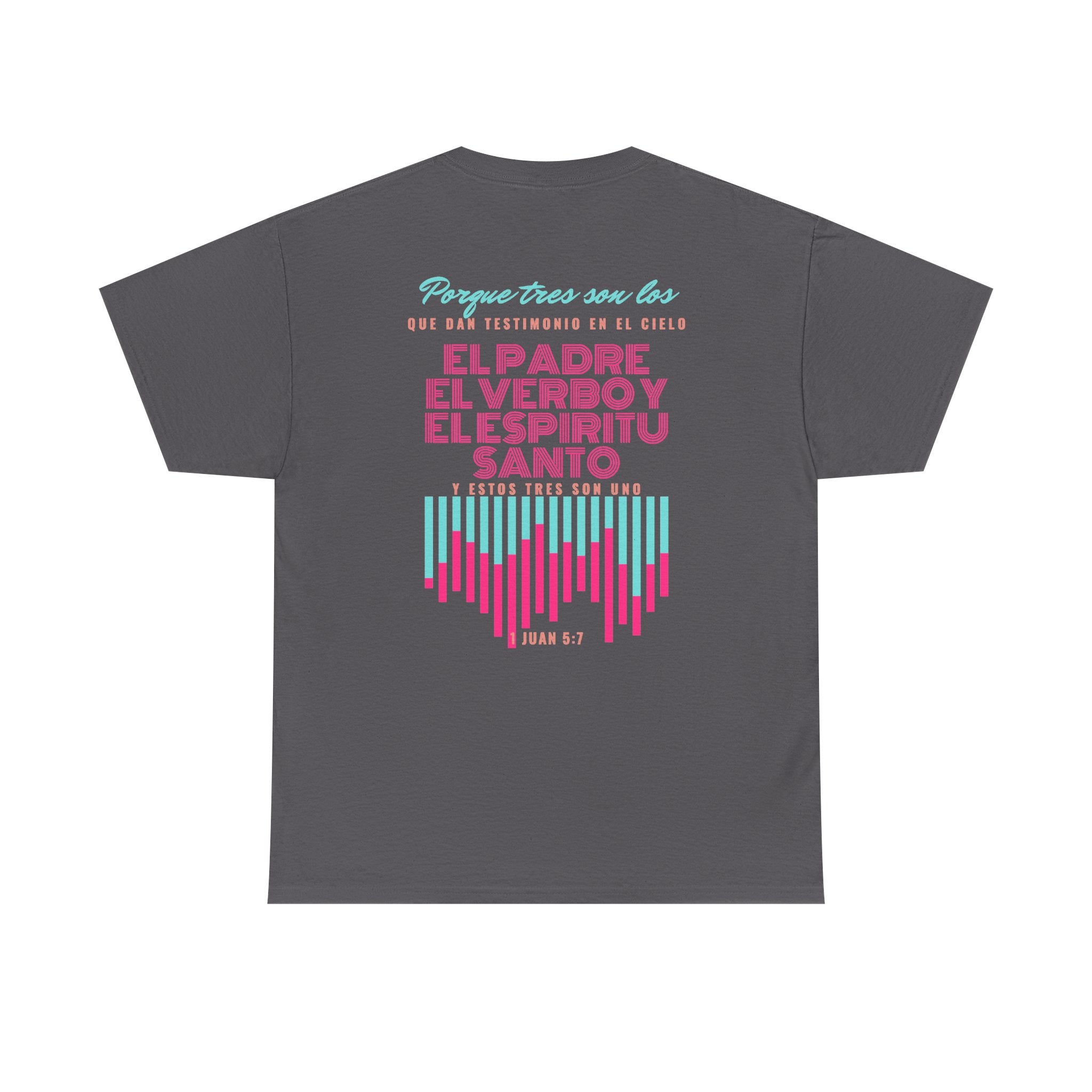 "Yo adoro al Dios verdadero" Camisa Feminina — "Y estos tres son uno" (1 Juan 5:7)