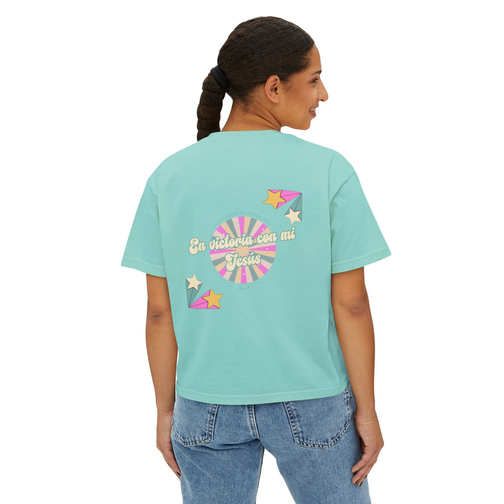 Mujeres Boxy Camisa— 'En Victoria con mi Jesús' Pastel Retro Faith Graphic