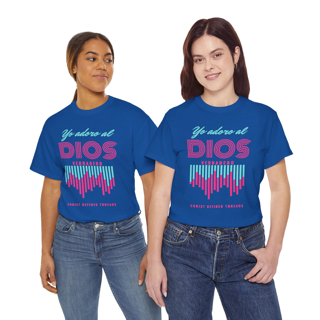 "Yo adoro al Dios verdadero" Camisa Feminina — "Y estos tres son uno" (1 Juan 5:7)