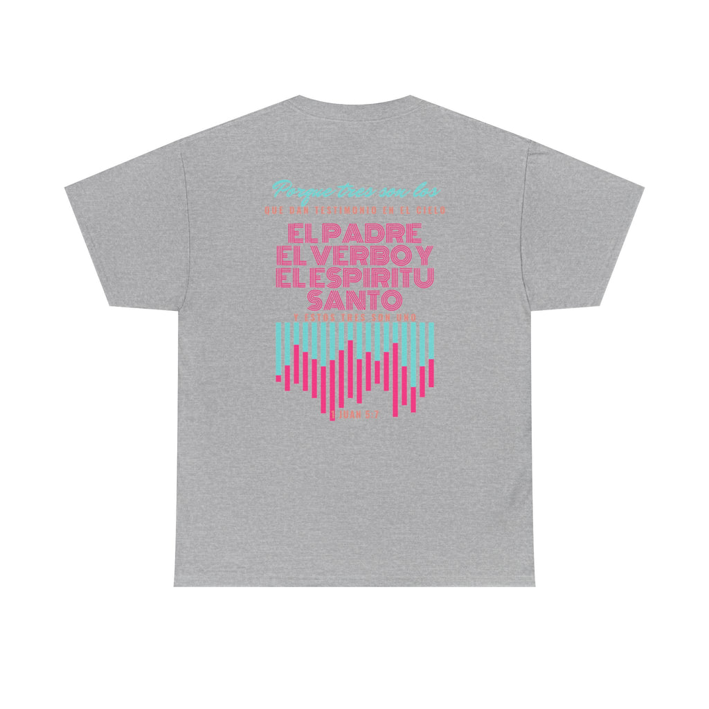 "Yo adoro al Dios verdadero" Camisa Feminina — "Y estos tres son uno" (1 Juan 5:7)