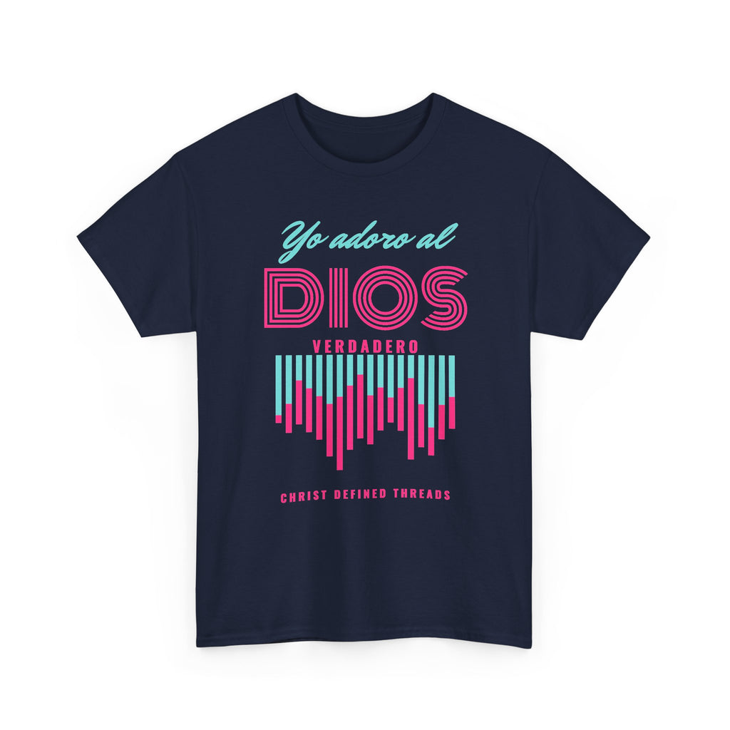 "Yo adoro al Dios verdadero" Camisa Feminina — "Y estos tres son uno" (1 Juan 5:7)