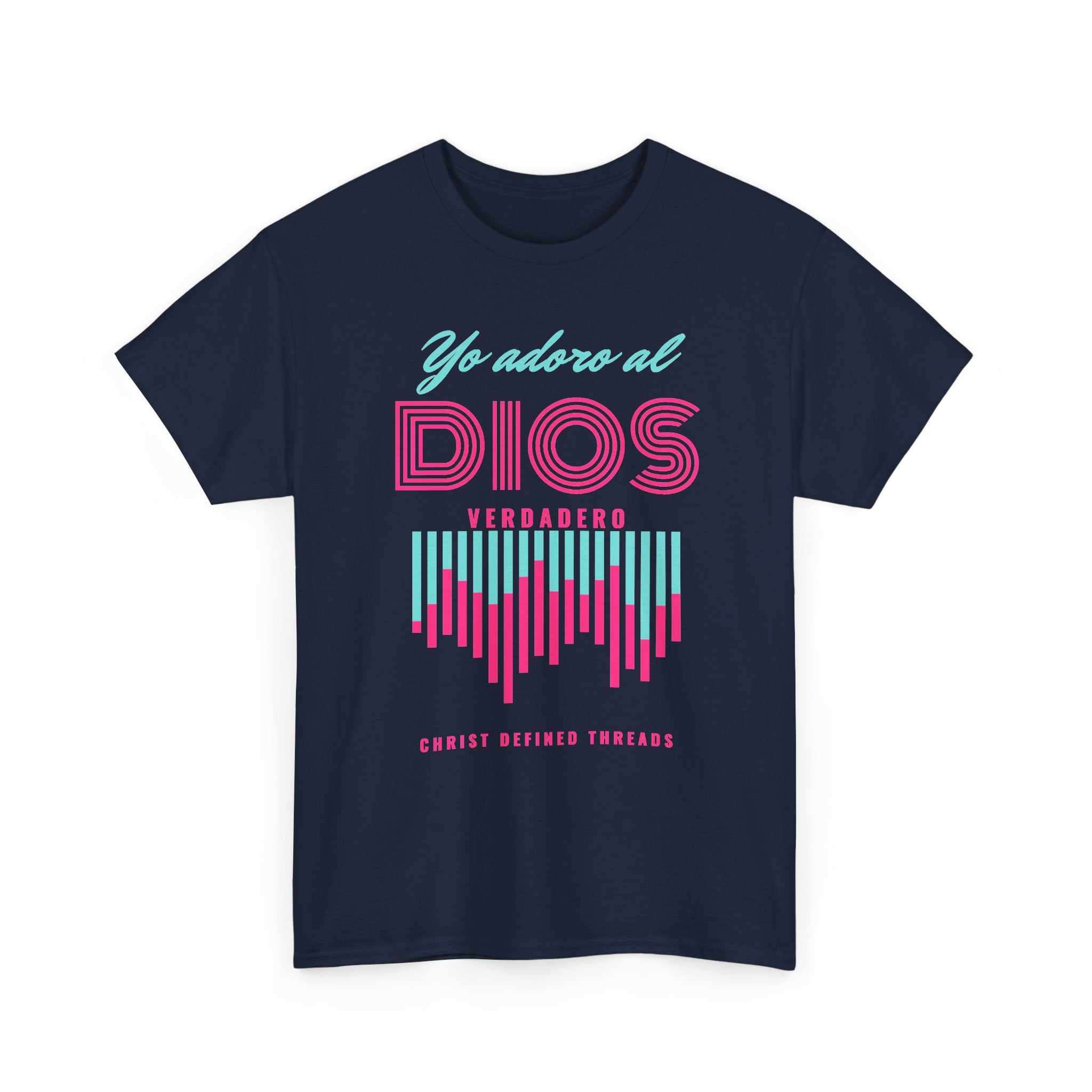 "Yo adoro al Dios verdadero" Camisa Feminina — "Y estos tres son uno" (1 Juan 5:7)