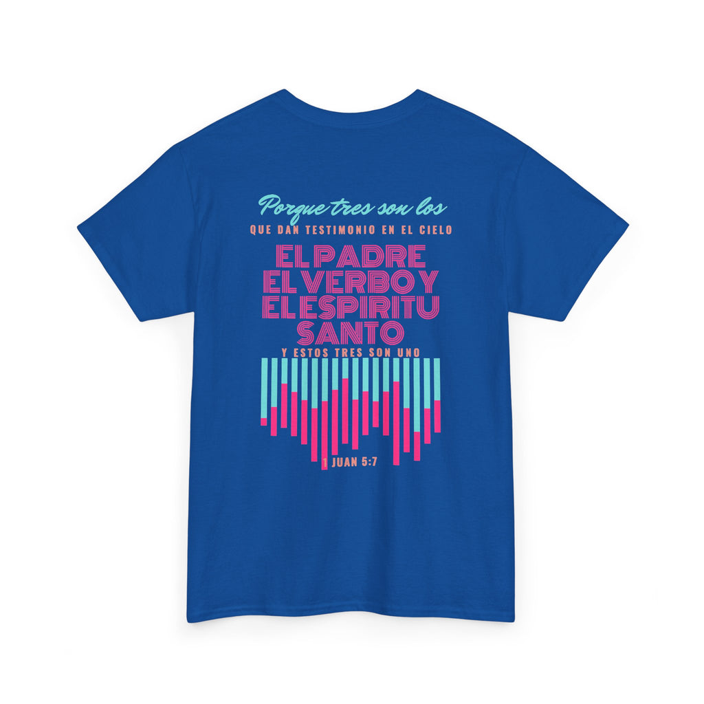"Yo adoro al Dios verdadero" Camisa Feminina — "Y estos tres son uno" (1 Juan 5:7)