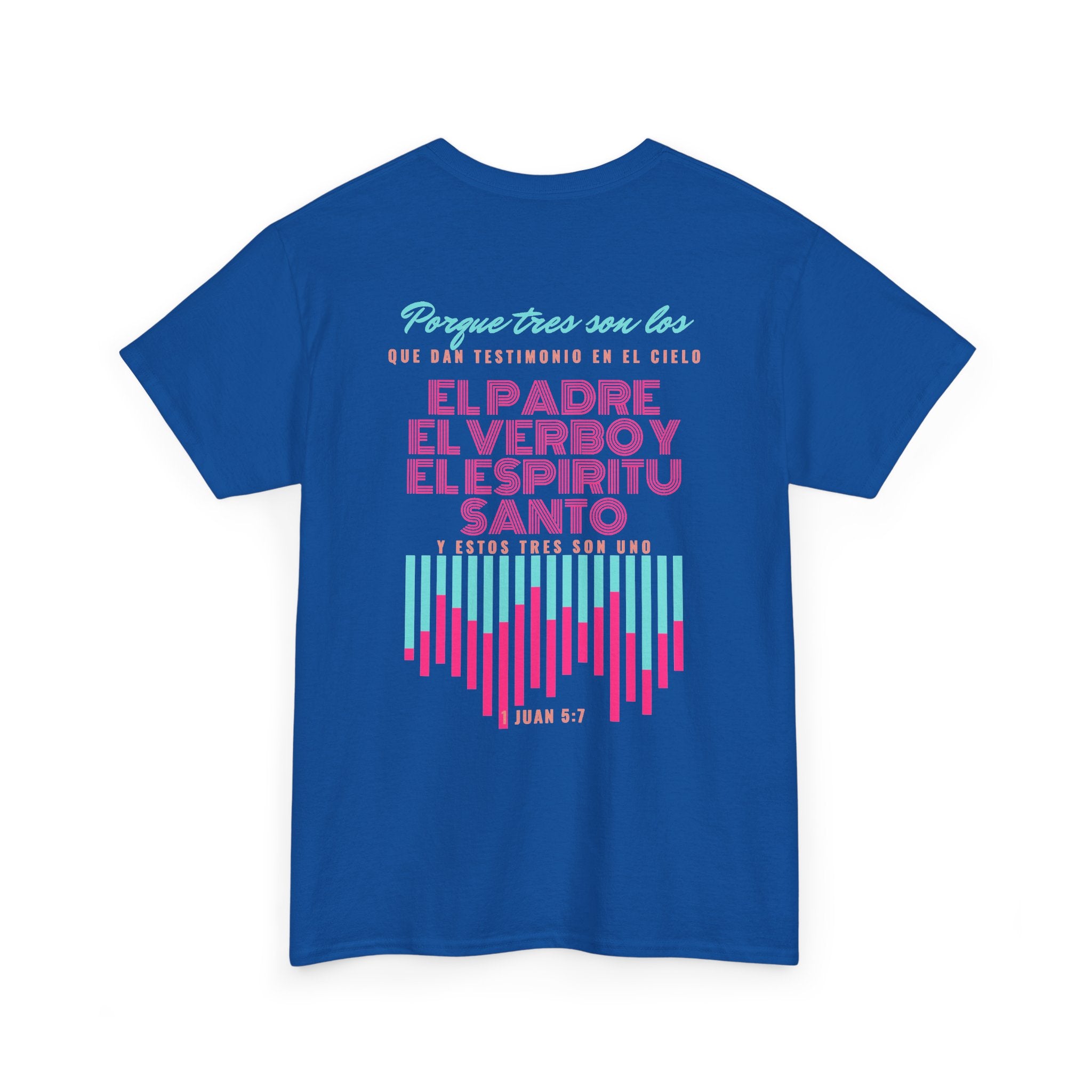 "Yo adoro al Dios verdadero" Camisa Feminina — "Y estos tres son uno" (1 Juan 5:7)