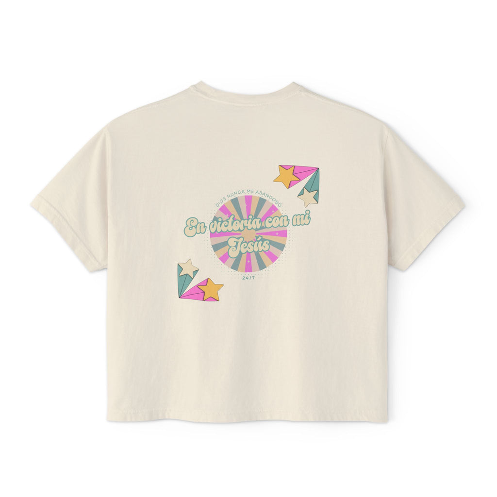 Mujeres Boxy Camisa— 'En Victoria con mi Jesús' Pastel Retro Faith Graphic