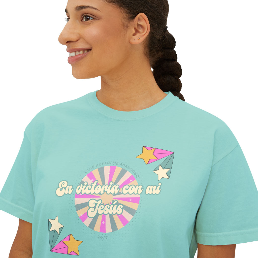 Mujeres Boxy Camisa— 'En Victoria con mi Jesús' Pastel Retro Faith Graphic