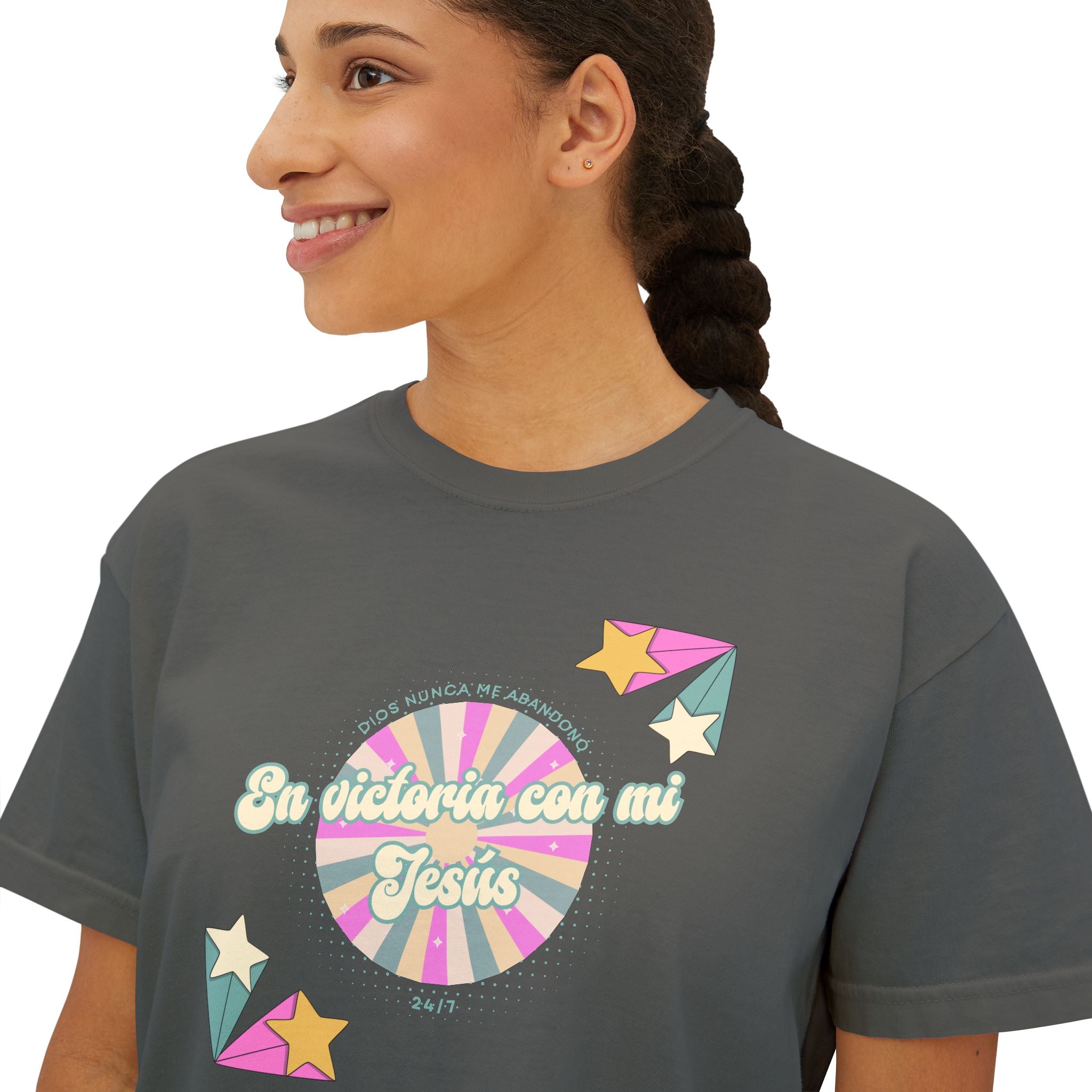 Mujeres Boxy Camisa— 'En Victoria con mi Jesús' Pastel Retro Faith Graphic