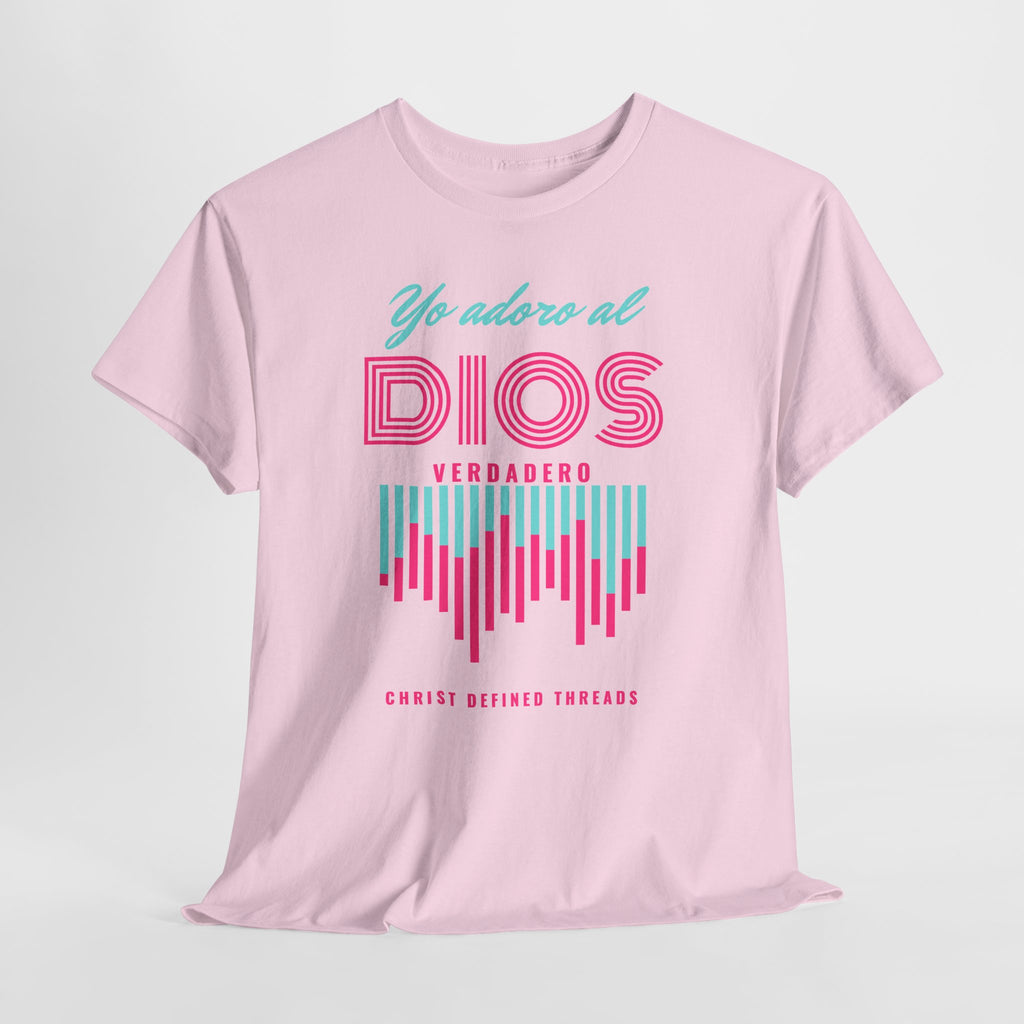 "Yo adoro al Dios verdadero" Camisa Feminina — "Y estos tres son uno" (1 Juan 5:7)