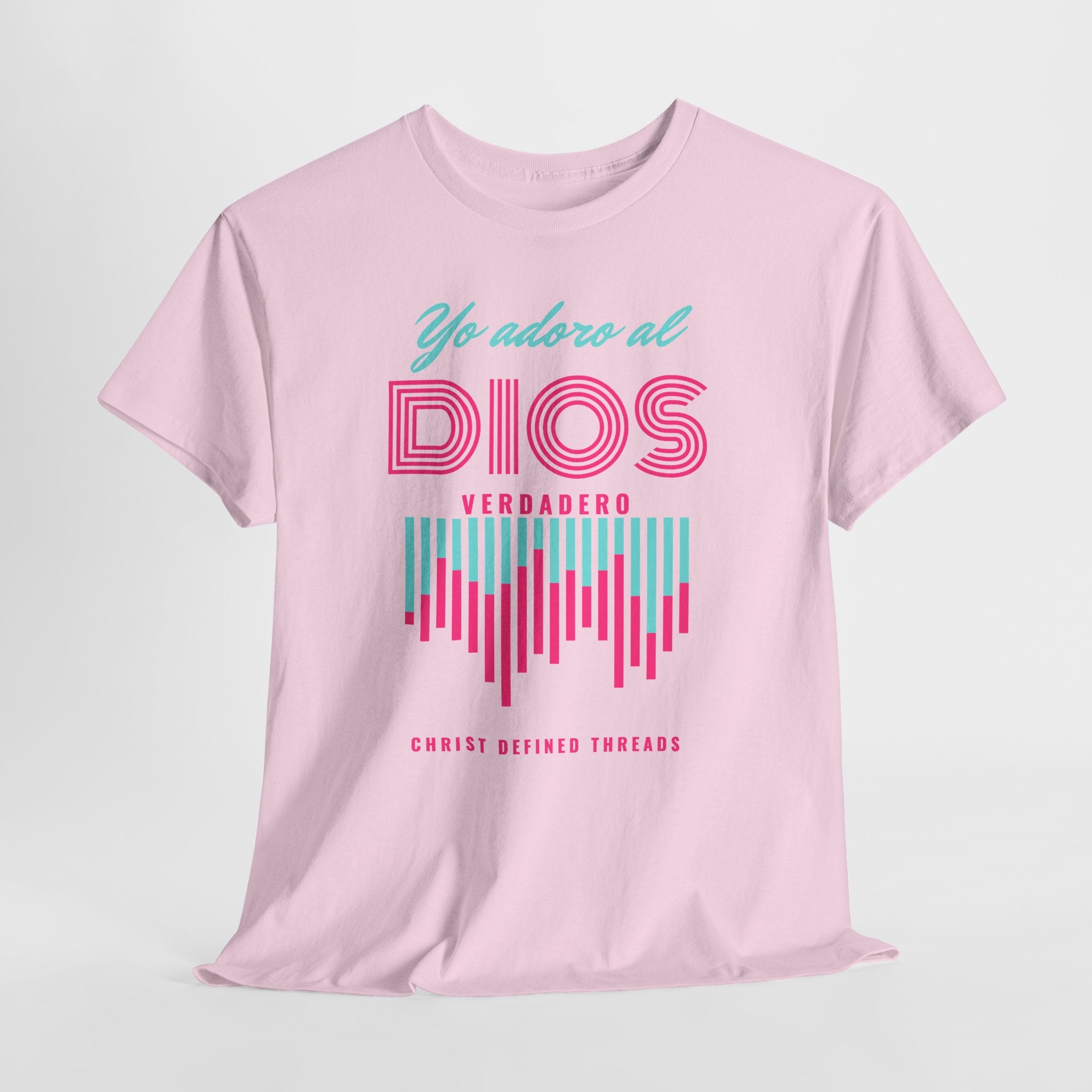 "Yo adoro al Dios verdadero" Camisa Feminina — "Y estos tres son uno" (1 Juan 5:7)