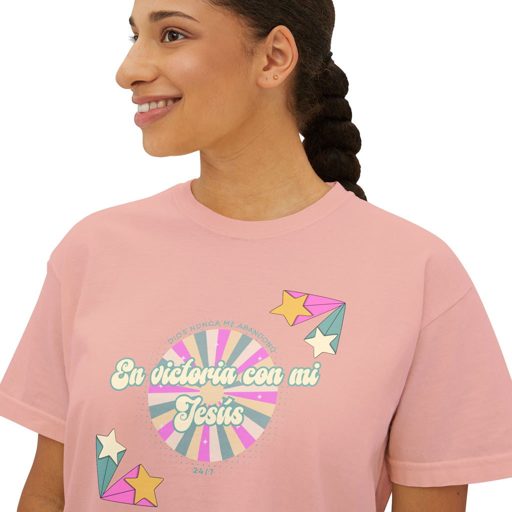 Mujeres Boxy Camisa— 'En Victoria con mi Jesús' Pastel Retro Faith Graphic