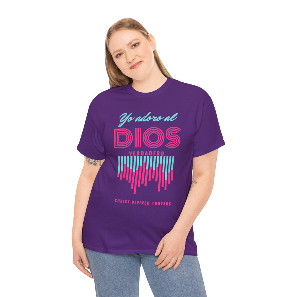 "Yo adoro al Dios verdadero" Camisa Feminina — "Y estos tres son uno" (1 Juan 5:7)