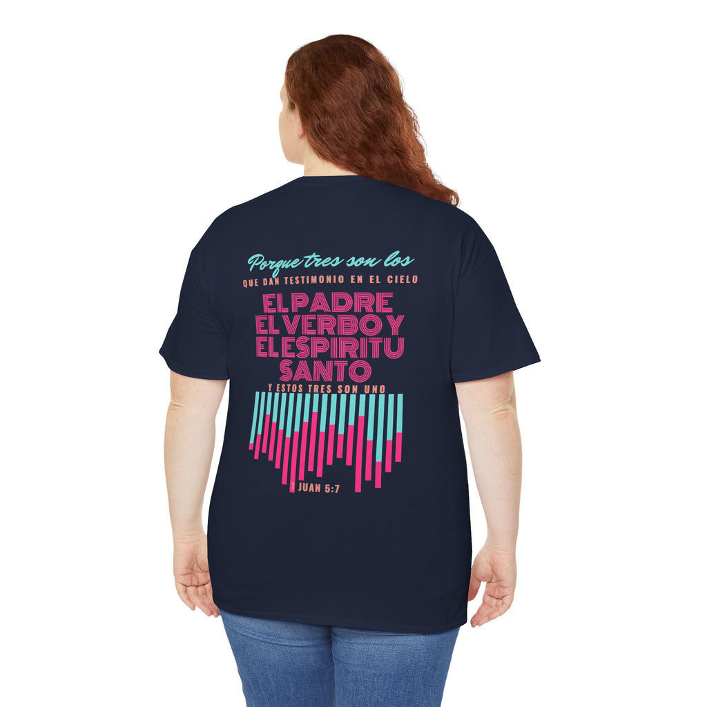"Yo adoro al Dios verdadero" Camisa Feminina — "Y estos tres son uno" (1 Juan 5:7)