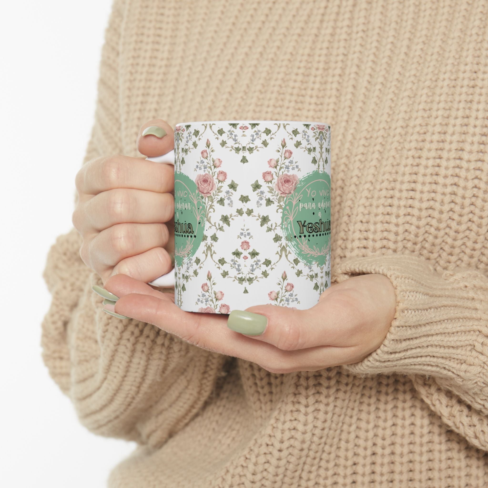Floral “Yo vivo para adorar a Yeshua” Vaso Cerámico — Para café o Té (11oz/15oz)