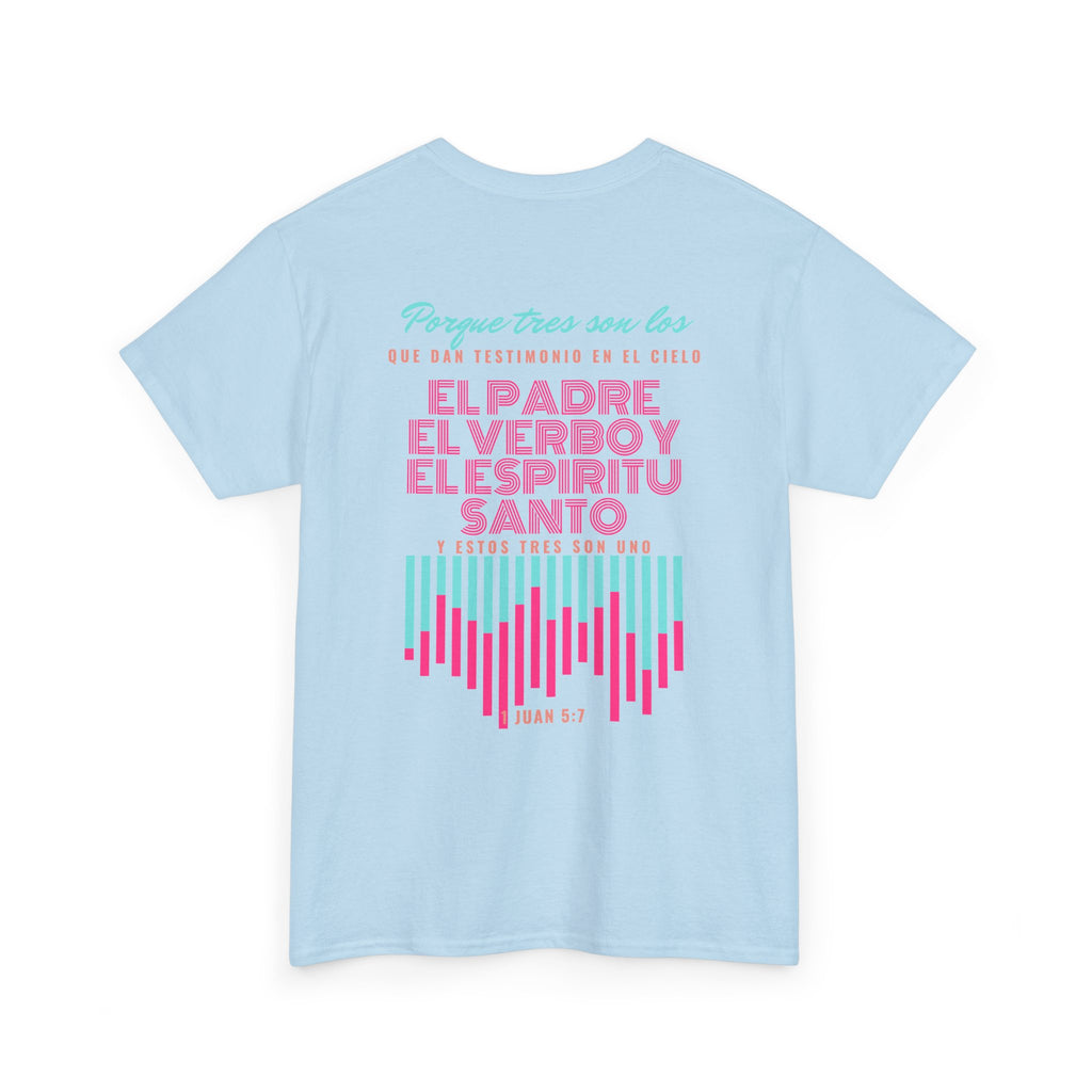 "Yo adoro al Dios verdadero" Camisa Feminina — "Y estos tres son uno" (1 Juan 5:7)